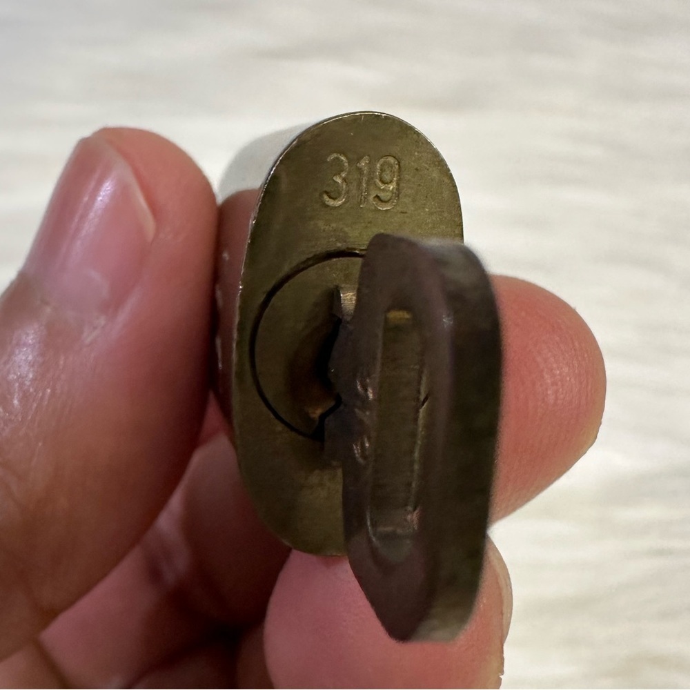 LOUIS VUITTON lock and key #319 - Picture 5 of 11